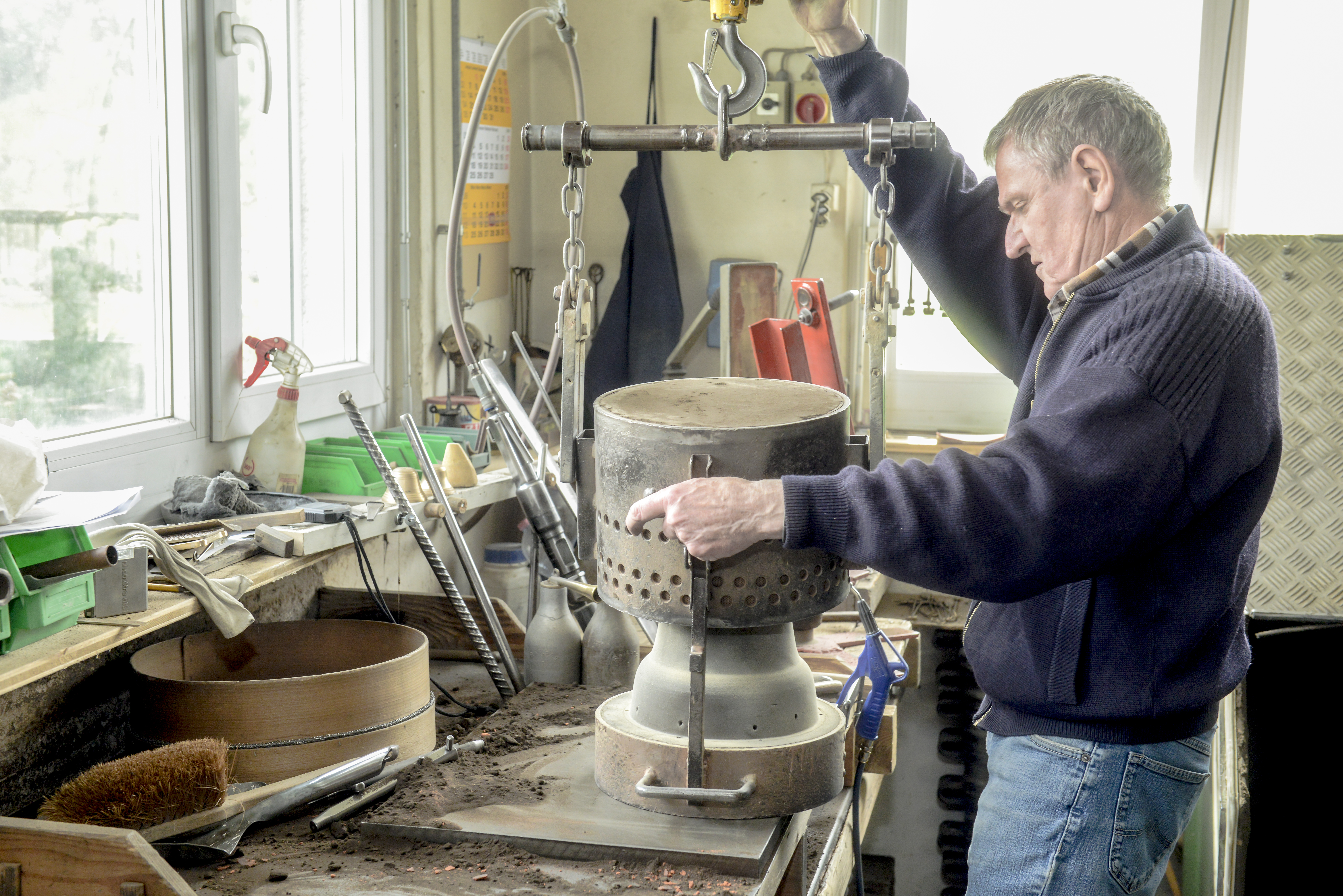 The wedding of the sand mold